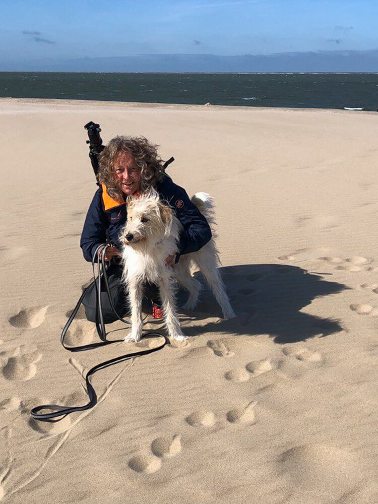 Hundefotografin Andrea Bungart mit ihrem Hund Anton am Strand in Renesse Holland