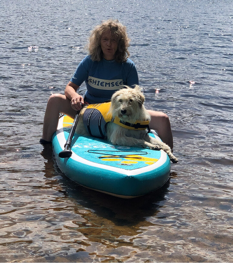 Hund Anton mit dem SUP auf dem Wasser